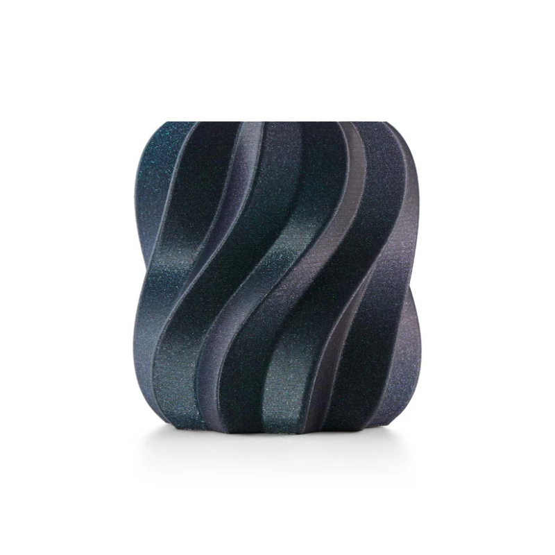 Šis uz PETG bāzes veidotais Galaxy kvēldiegs, kas ir bagātināts ar pigmentu maisījumu, rada valdzinošu krāsu maiņas efektu