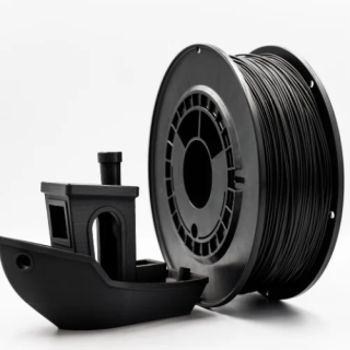 R- PLA  tiek ražota no  plastmasas atkritumiem. Pēc tehniskajiem parametriem tas ir ļoti tuvs standarta PLA, bet ar niansēm.