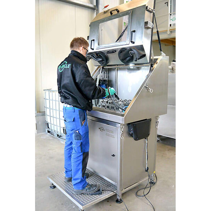ALUSTAR 300 spēcīgs sārmains (pH 13)  virsmas tīrīšanas līdzeklis. Tā produkta apraksts atbilst ÖNORM B 5105 standartam.